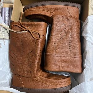 Manitobah Mukluk gather mid tobacco women’s 9/mens 7